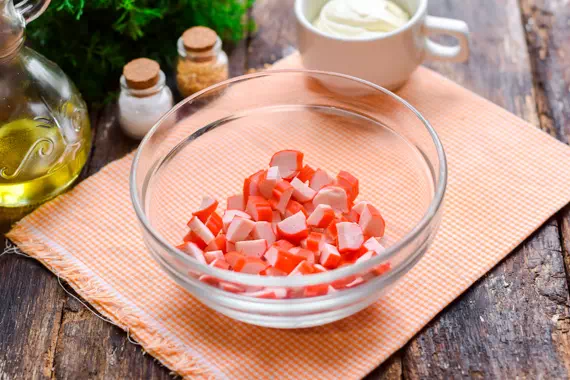 салат с крабовыми палочками и помидорами рецепт фото 2